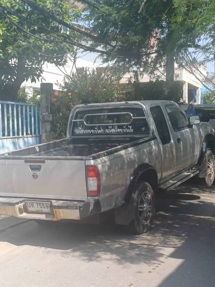 2000 Nissan Frontier I 3