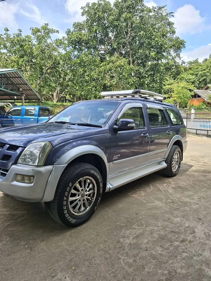2005 Isuzu MU-7 2