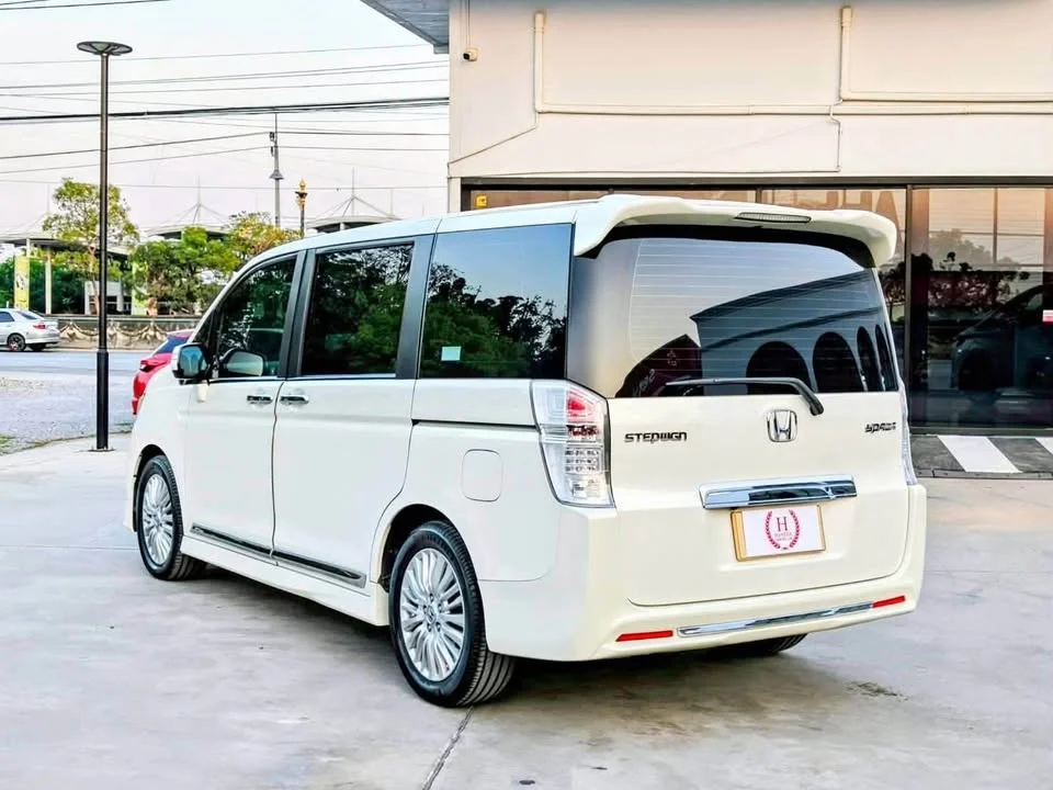 2012 Honda Stepwgn IV 3