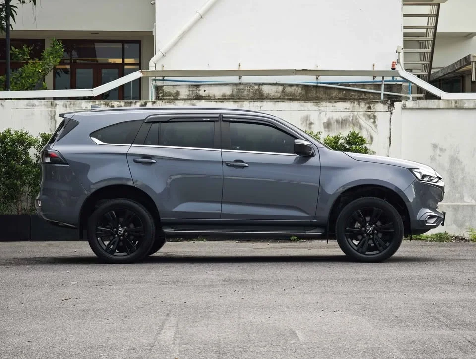 2023 Isuzu MU-X II 3