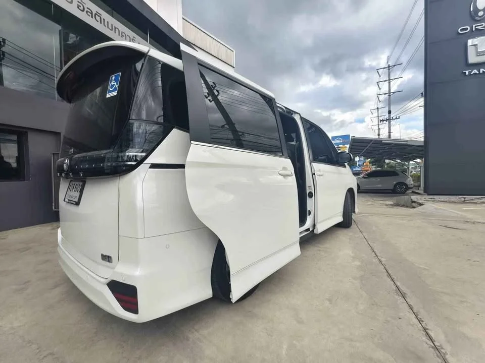 2023 Toyota Voxy IV 3
