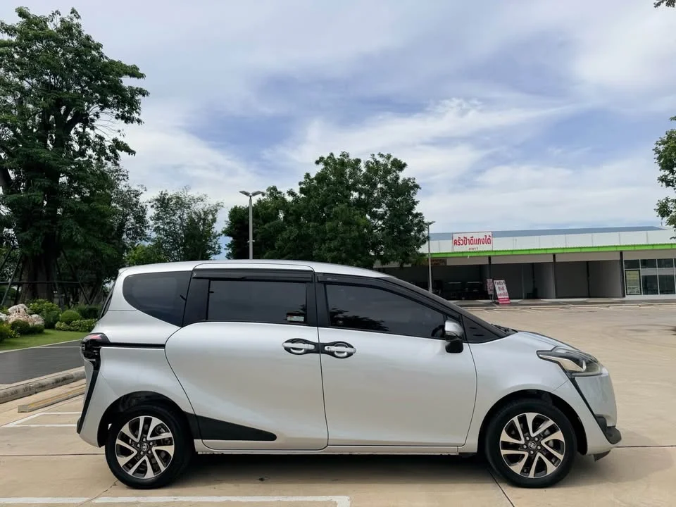 2017 Toyota Sienta II 3