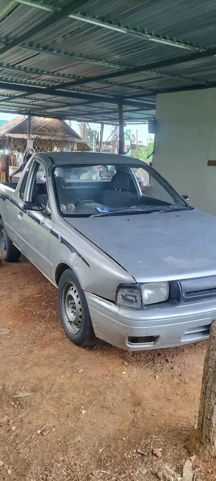 1995 Nissan NV 2