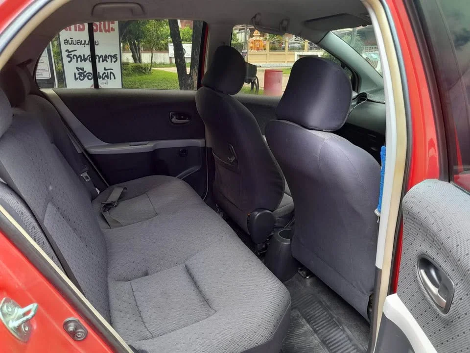 2010 Toyota Yaris II 2