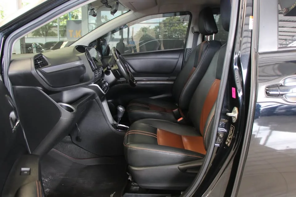 2017 Toyota Sienta II 2