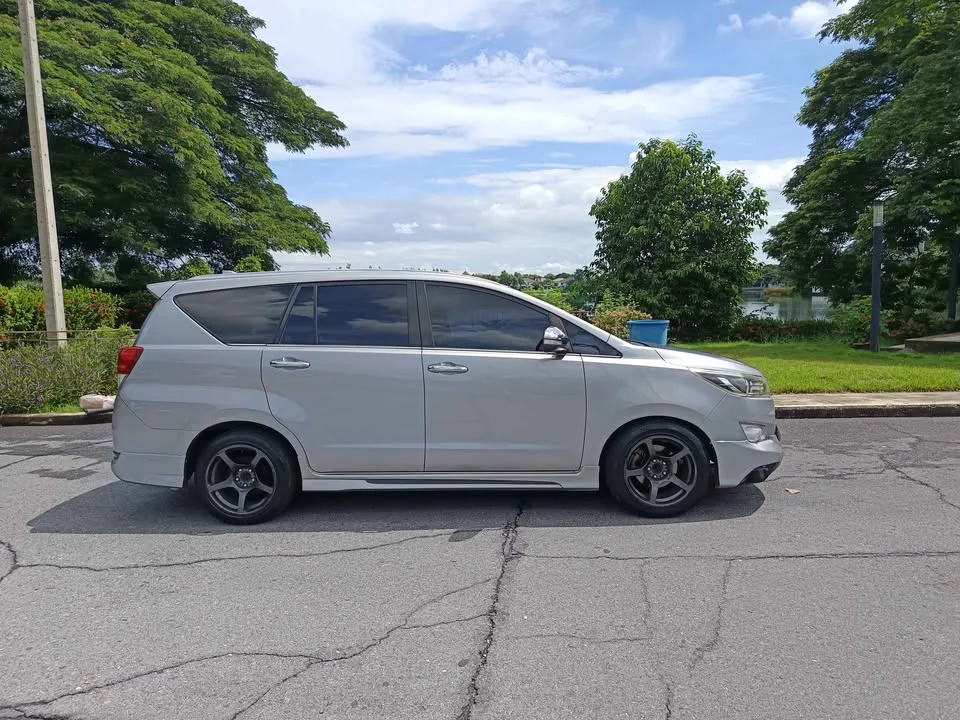 2017 Toyota Innova II 2