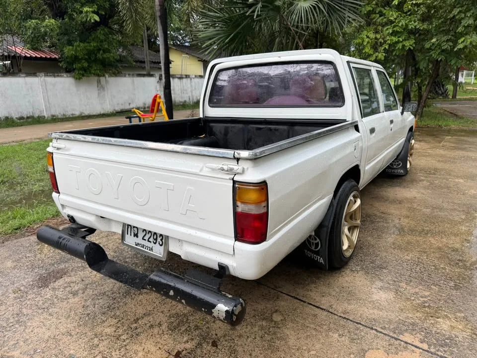 1990 Mitsubishi Triton II 2
