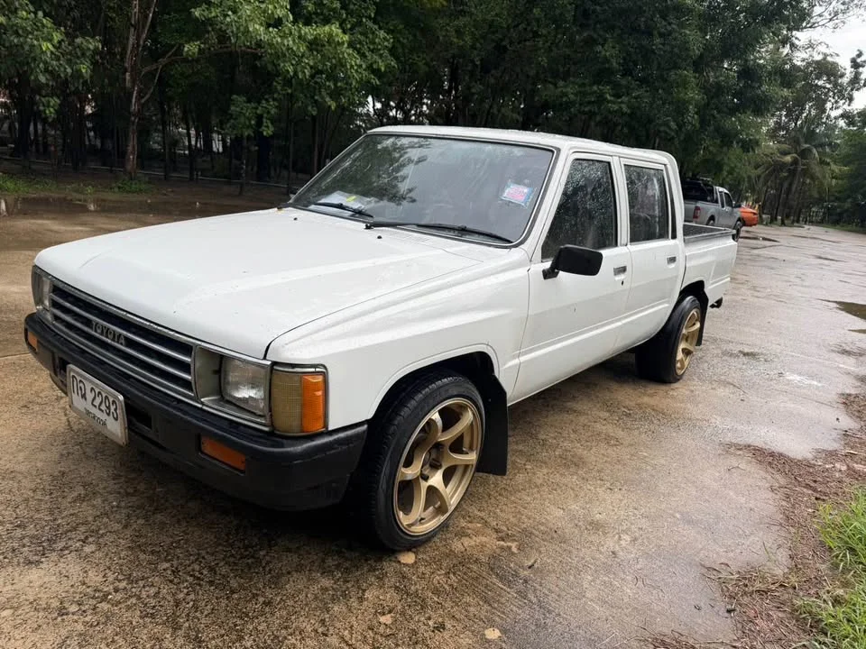 1990 Mitsubishi Triton II 3