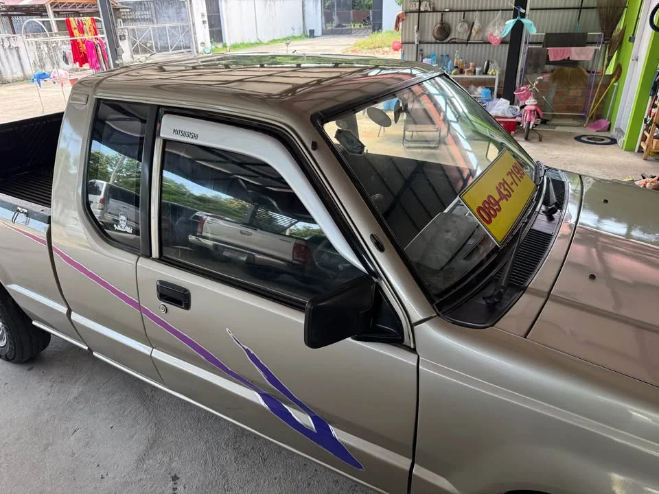 1994 Mitsubishi Triton II 3