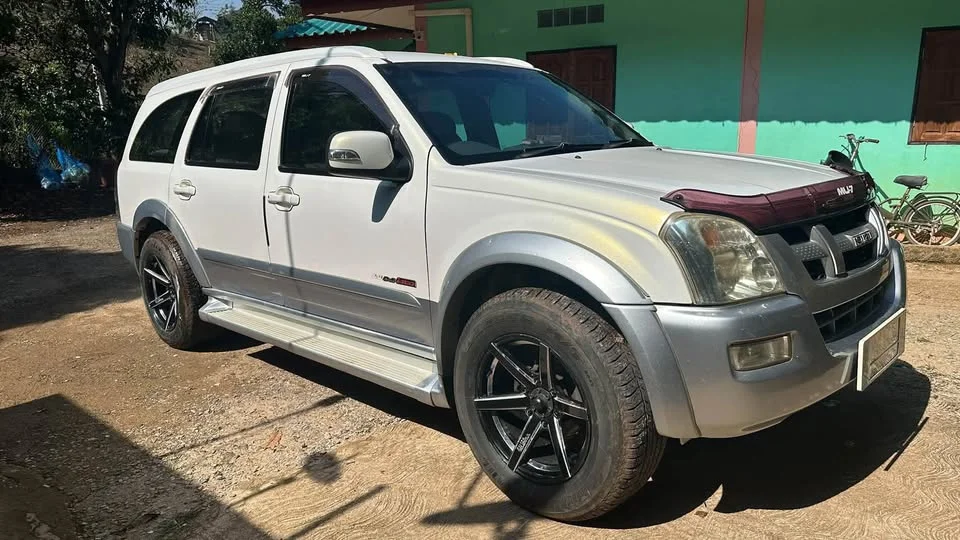 2004 Isuzu MU-7 3