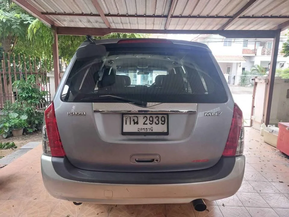 2004 Isuzu MU-7 3