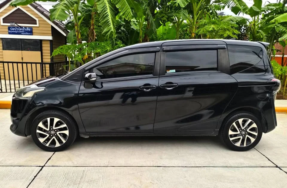 2017 Toyota Sienta II 2