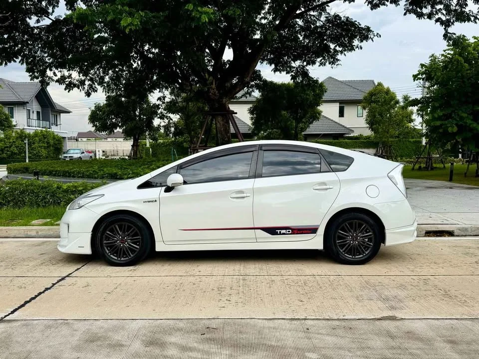 2013 Toyota Prius III 2