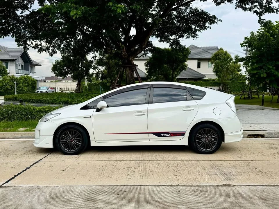 2013 Toyota Prius III 2