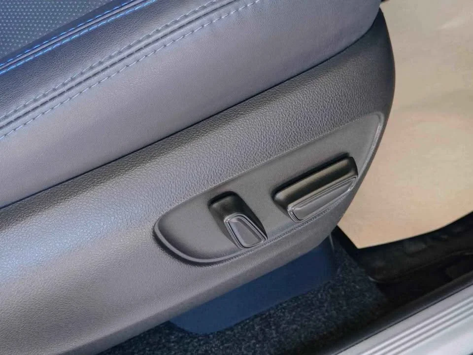 2025 Toyota Yaris Cross AC200 3