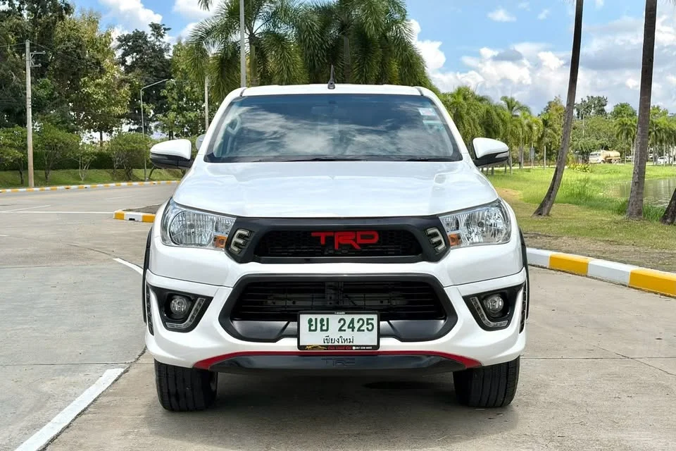 2017 Toyota Hilux VIII 2