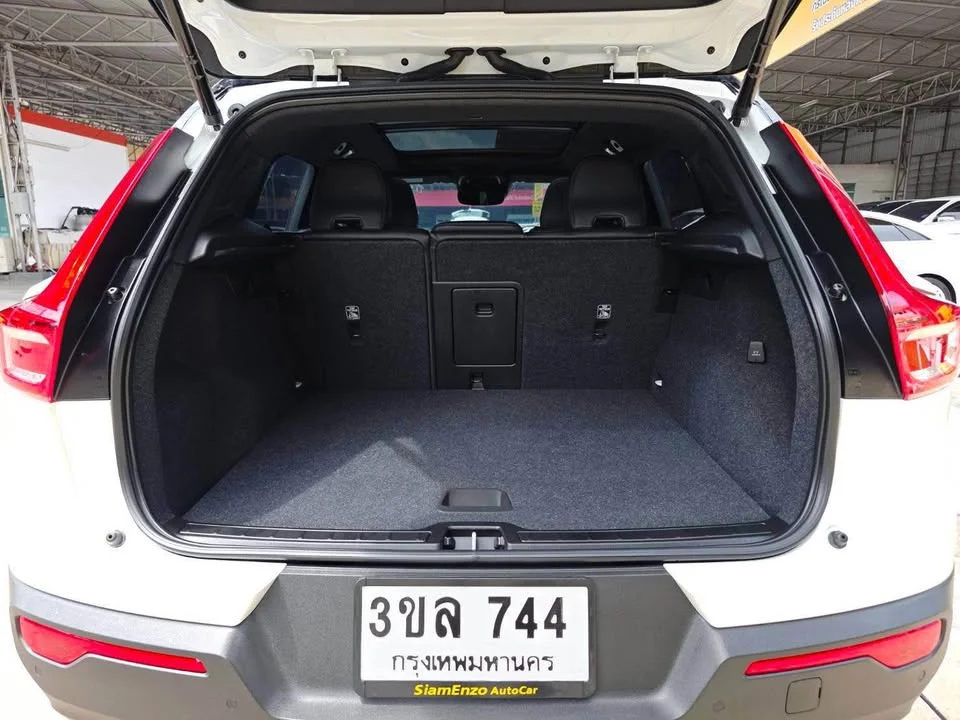 2022 Volvo XC40 2