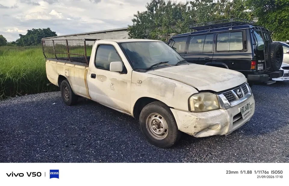 2002 Nissan Frontier I 3