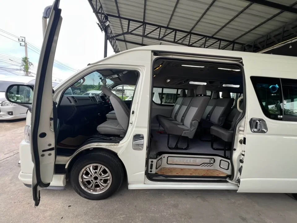 2011 Toyota Commuter V (H200) 3