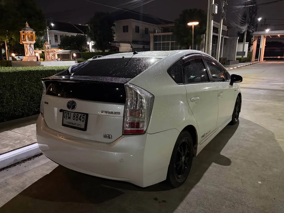 2011 Toyota Prius III 3