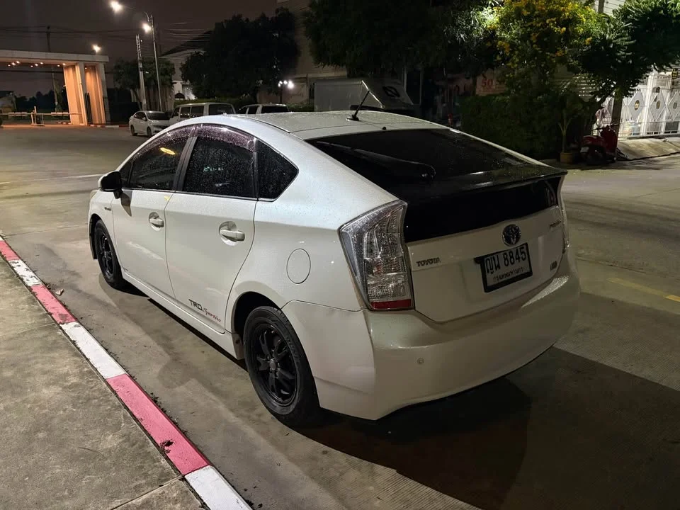 2011 Toyota Prius III 2