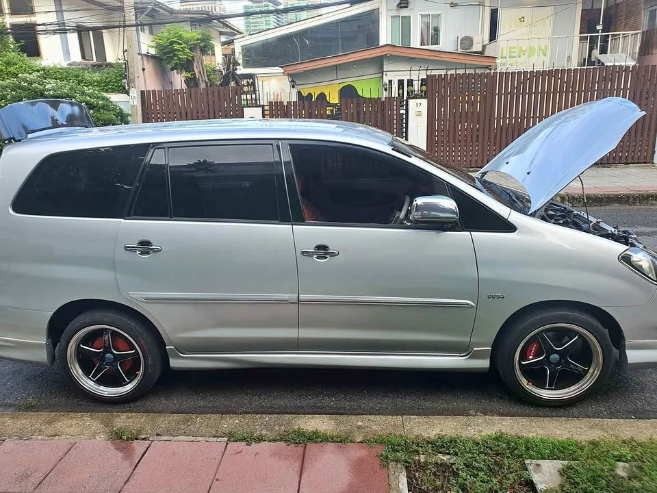 Toyota Innova I 2