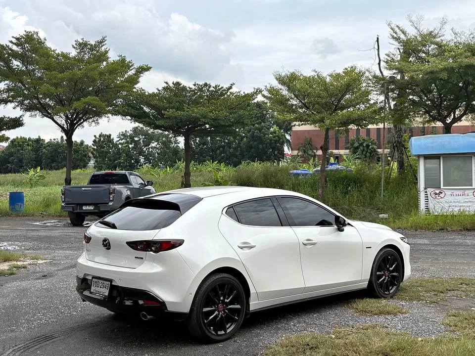 2021 Mazda 3 IV 3