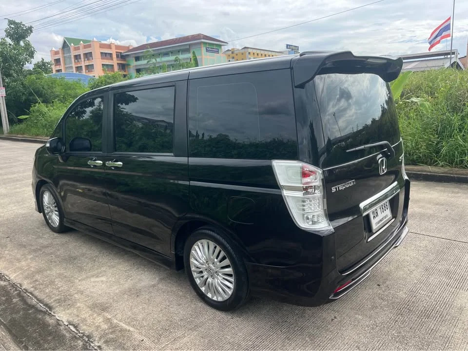 2013 Honda Stepwgn IV 2