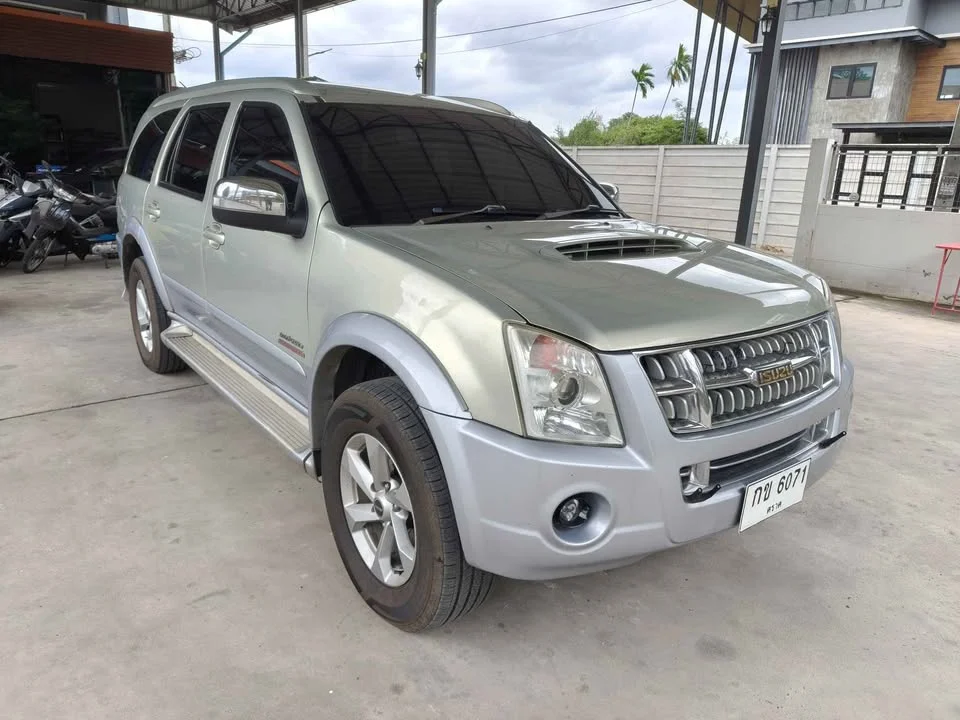2008 Isuzu MU-7 3