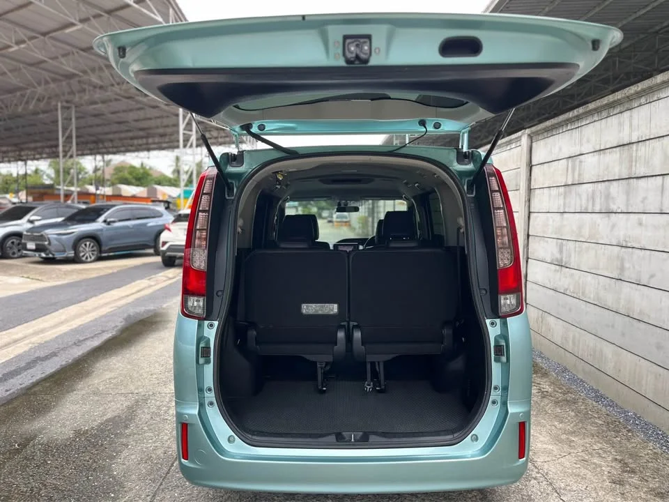 2015 Toyota Voxy III 3