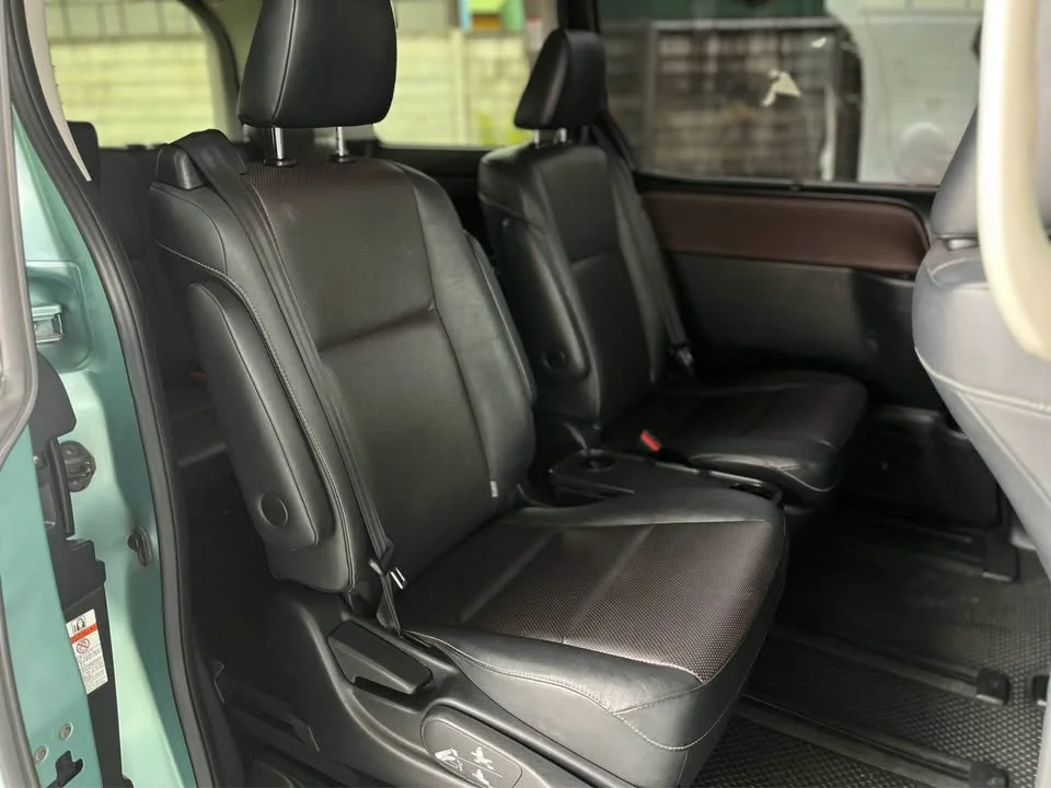 2015 Toyota Voxy III 2