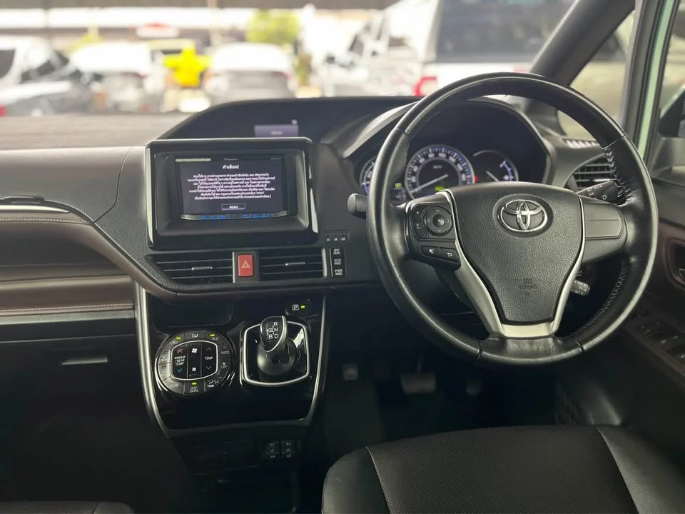 2015 Toyota Voxy III 3