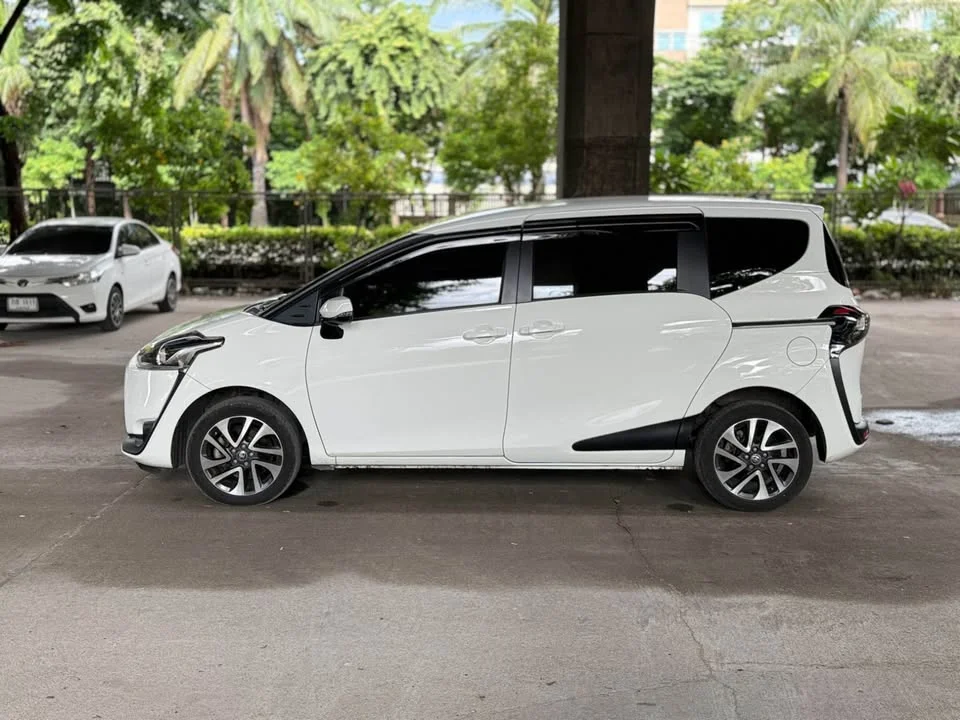 2017 Toyota Sienta II 2