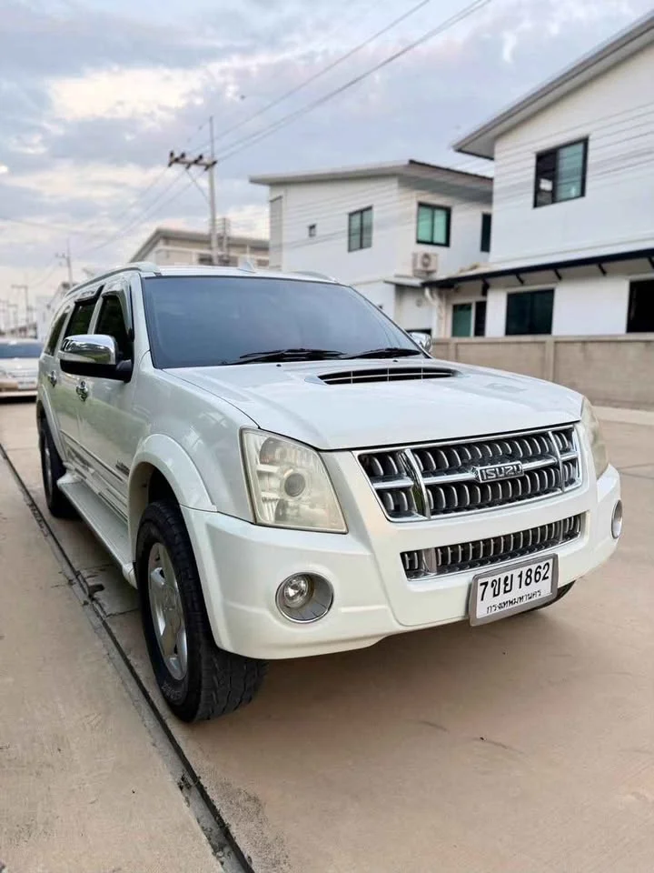 2009 Isuzu MU-7 2