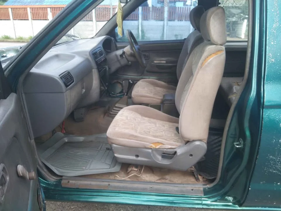 2000 Nissan Frontier I 3