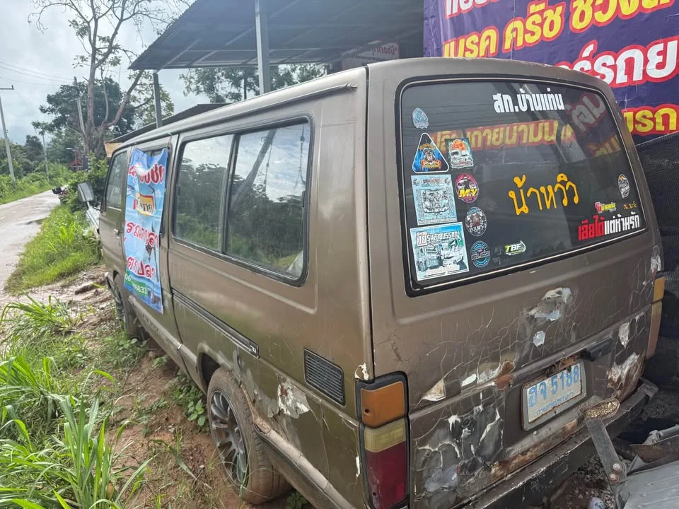 2000 Toyota Commuter III 3