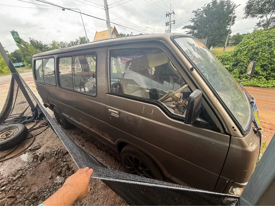 2000 Toyota Commuter III 2