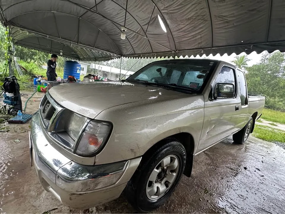 2000 Nissan Frontier I 3