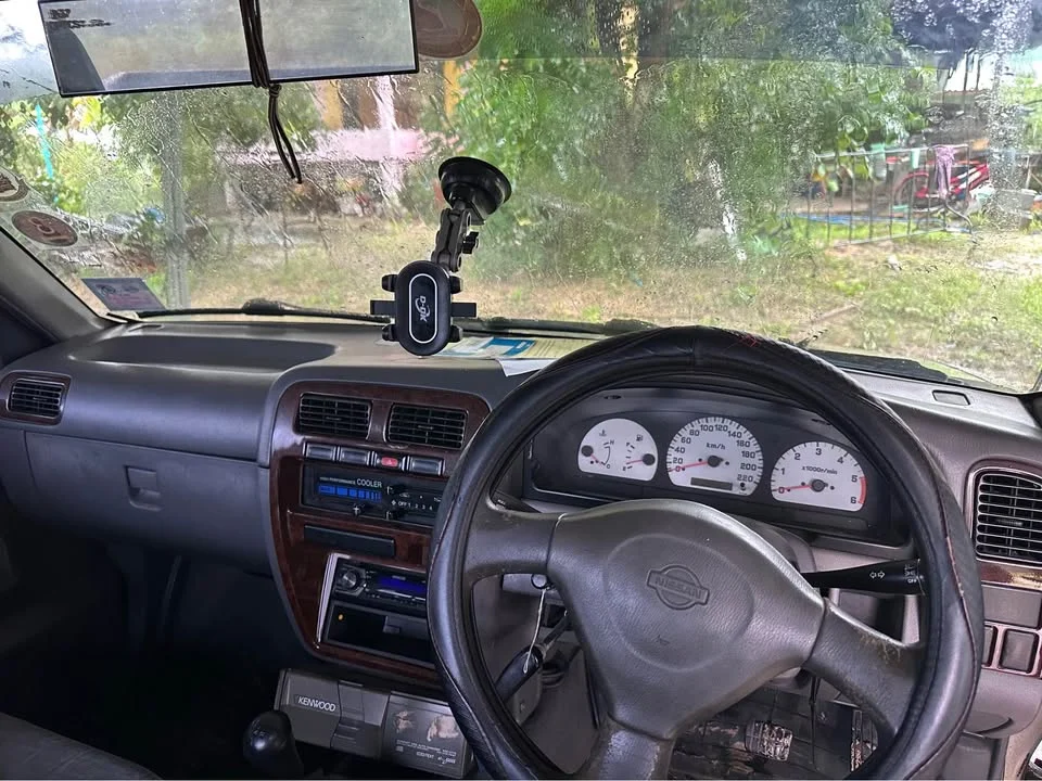 2000 Nissan Frontier I 2