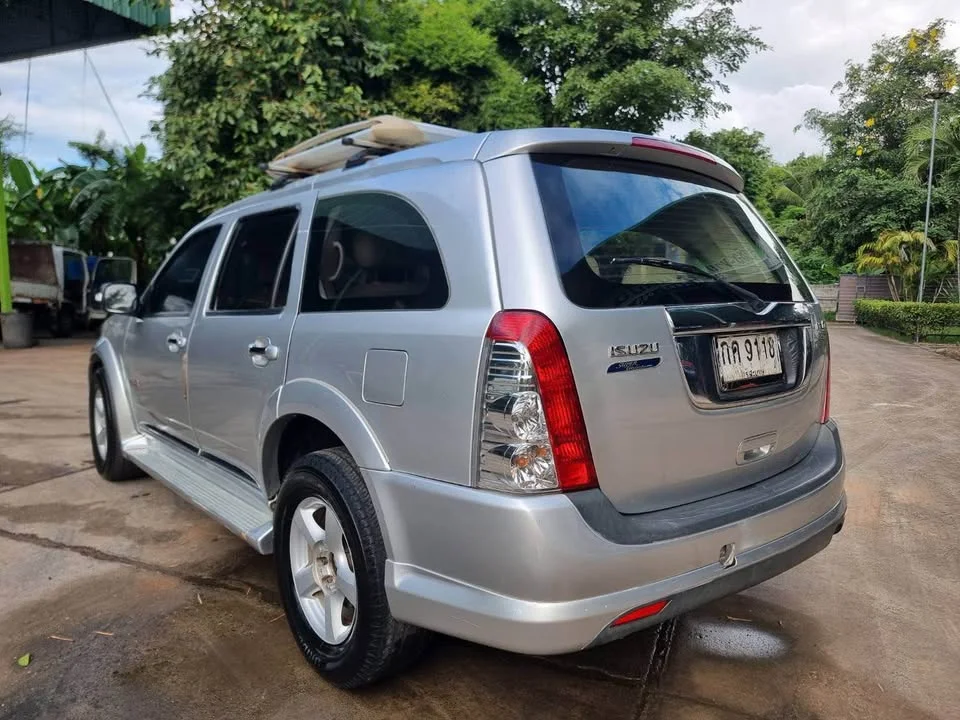 2011 Isuzu MU-7 2