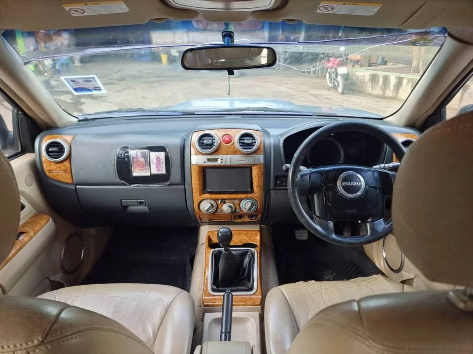 2011 Isuzu MU-7 3