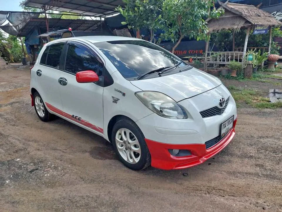 2011 Toyota Yaris II 2