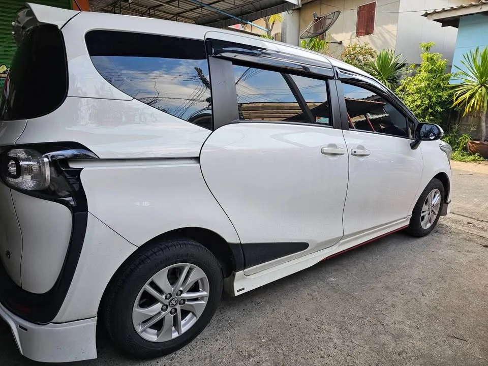 2017 Toyota Sienta II 2