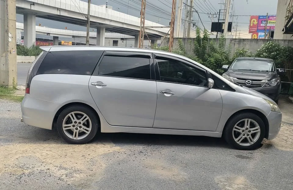 2008 Mitsubishi Space Wagon IV 2