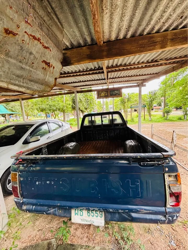 1990 Mitsubishi Triton II 2