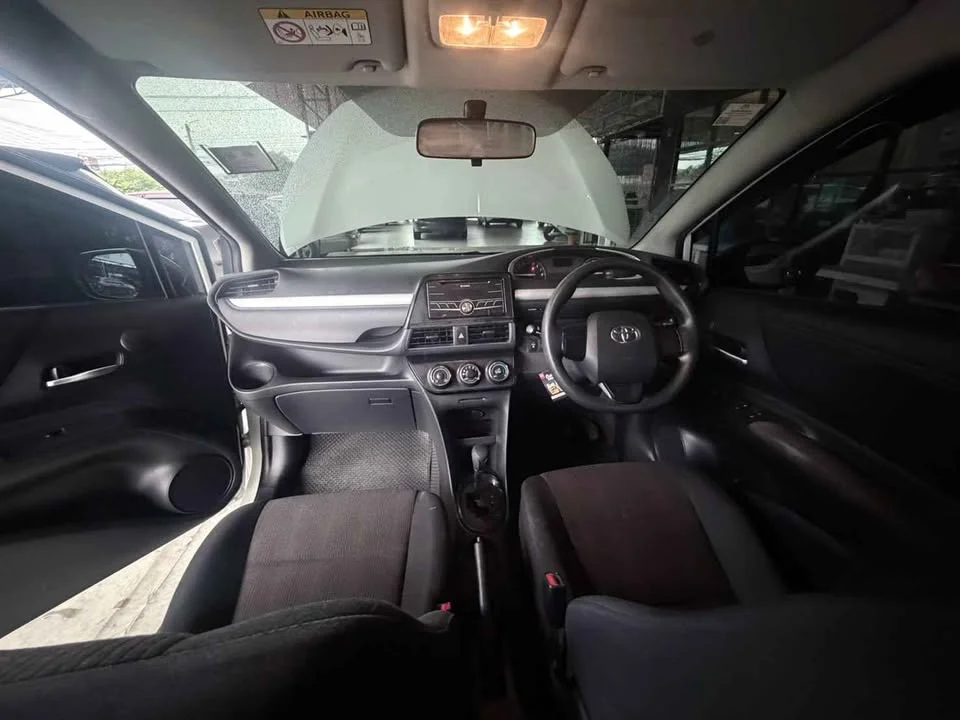 2017 Toyota Sienta II 3
