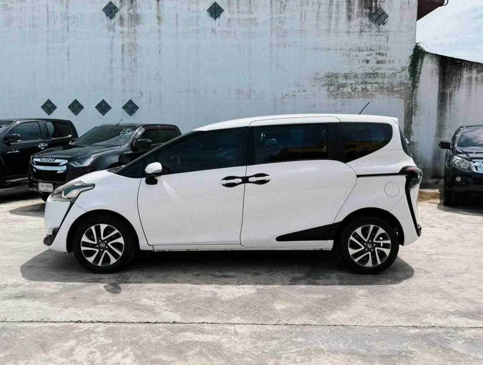 2018 Toyota Sienta II 2