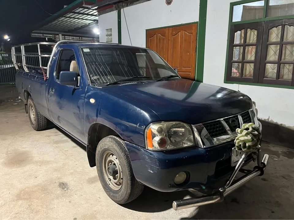2004 Nissan Frontier I 3