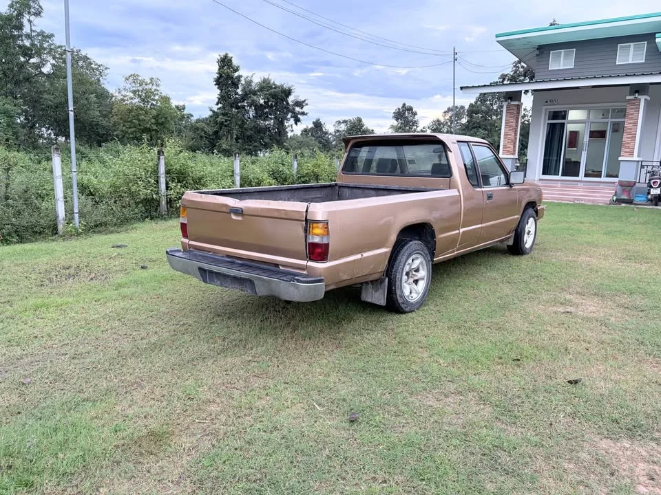 1995 Mitsubishi Triton II 2
