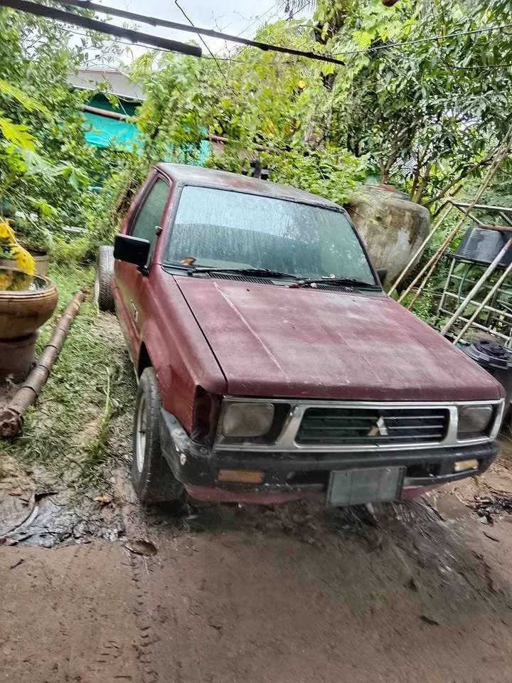 2000 Mitsubishi Triton II 2